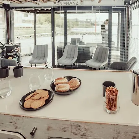 Hausboot Iron Franz- Entspannung Auf Dem Wasser