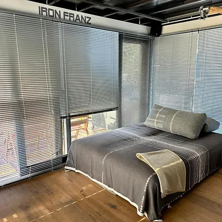 Hausboot Iron Franz- Entspannung Auf Dem Wasser Düsseldorf