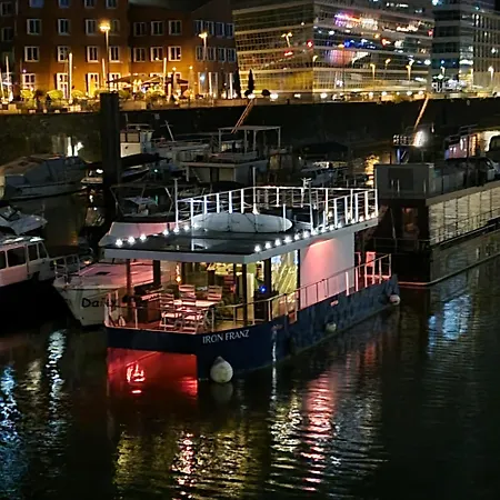 Hausboot Iron Franz- Entspannung Auf Dem Wasser Hotel en barco