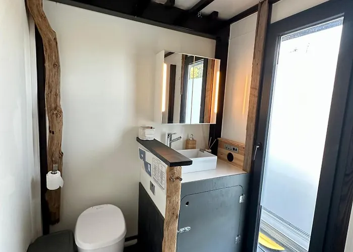 Hausboot Iron Franz- Entspannung Auf Dem Wasser Botel