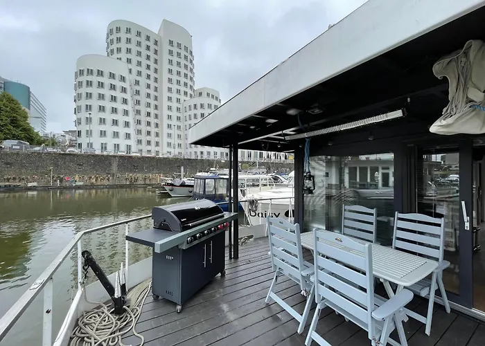 Hausboot Iron Franz- Entspannung Auf Dem Wasser Düsseldorf