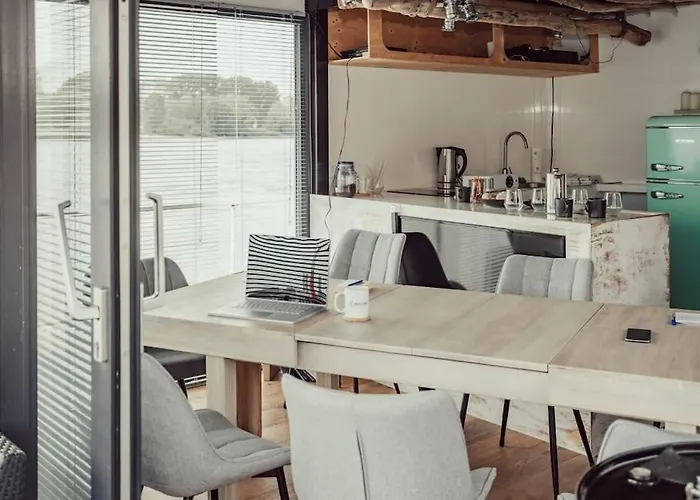 Hausboot Iron Franz- Entspannung Auf Dem Wasser Botel