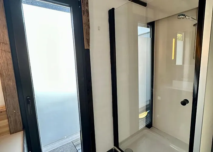 Botel Hausboot Iron Franz- Entspannung Auf Dem Wasser