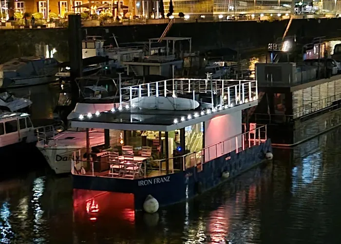 Hausboot Iron Franz- Entspannung Auf Dem Wasser Botel