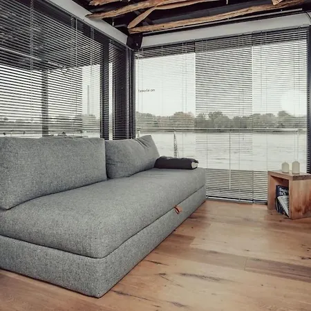 Hausboot Iron Franz- Entspannung Auf Dem Wasser Hotel en barco