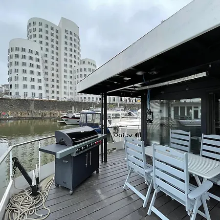 Hausboot Iron Franz- Entspannung Auf Dem Wasser Düsseldorf